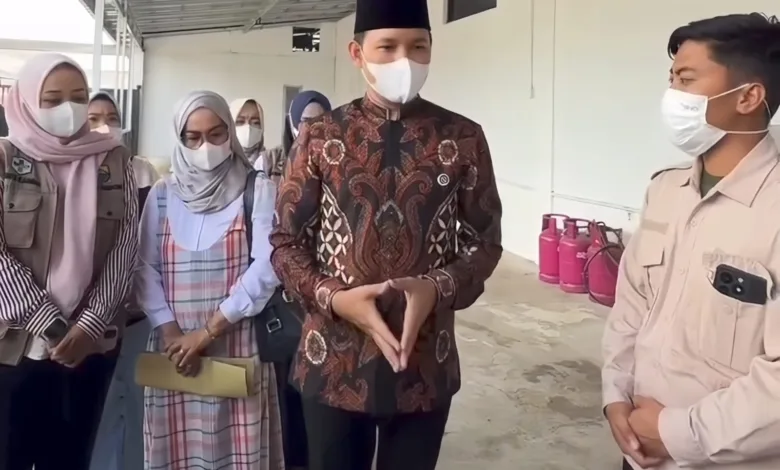 Bupati Cianjur, dr. Mohammad Wahyu Ferdian (tengah), saat meninjau langsung dapur penyuplai program Makan Bergizi Gratis (MBG) di Gekbrong, Cianjur, Sabtu (11/10/2025).