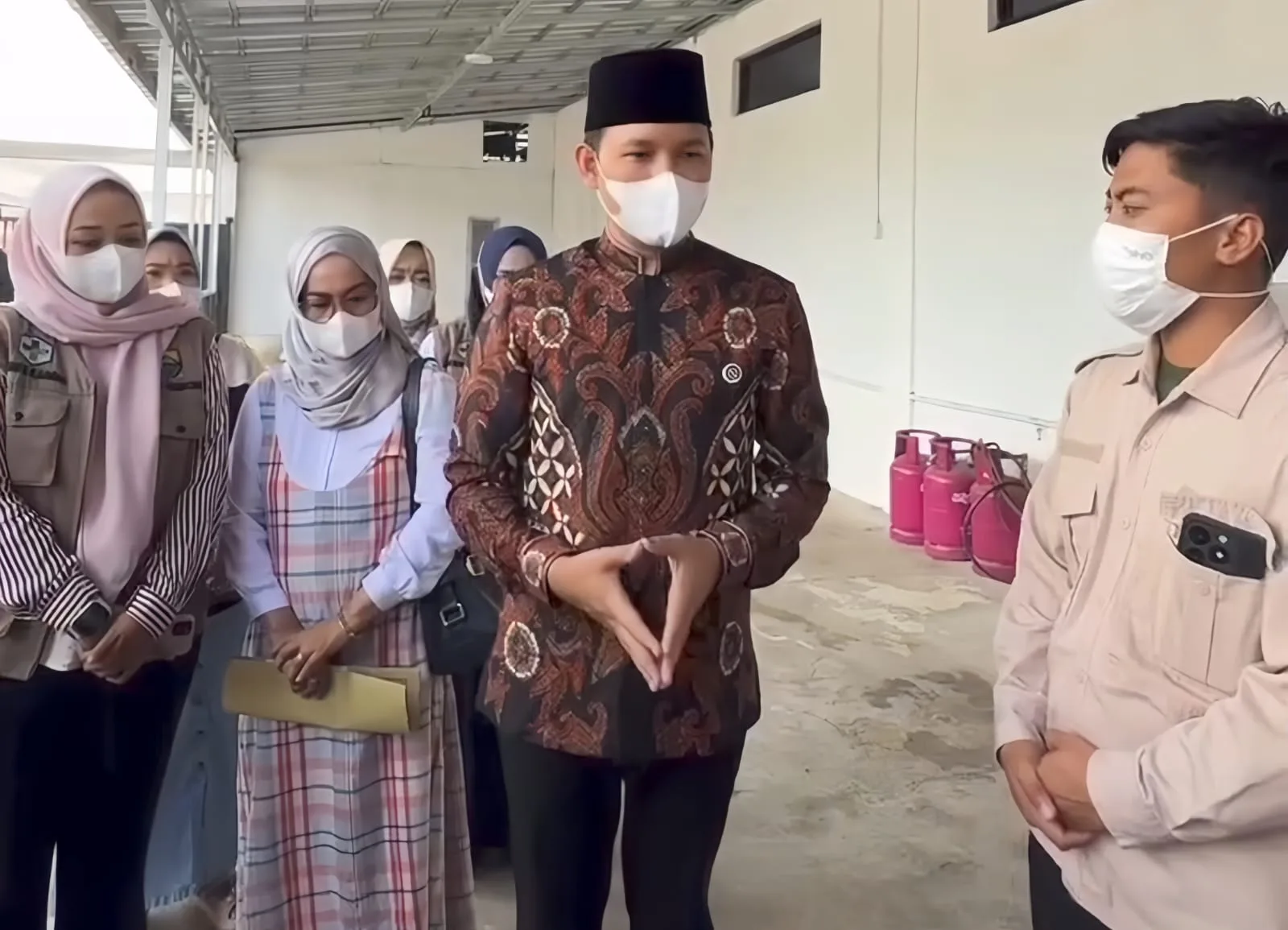 Bupati Cianjur, dr. Mohammad Wahyu Ferdian (tengah), saat meninjau langsung dapur penyuplai program Makan Bergizi Gratis (MBG) di Gekbrong, Cianjur, Sabtu (11/10/2025).