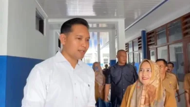 Tinjau Fasilitas Baru Pendidikan. Bupati Cianjur Mohammad Wahyu Ferdian (kiri) didampingi jajaran meninjau hasil pembangunan 18 Ruang Kelas Baru (RKB) di SMPN 2 Karangtengah, Cianjur