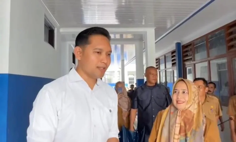 Tinjau Fasilitas Baru Pendidikan. Bupati Cianjur Mohammad Wahyu Ferdian (kiri) didampingi jajaran meninjau hasil pembangunan 18 Ruang Kelas Baru (RKB) di SMPN 2 Karangtengah, Cianjur