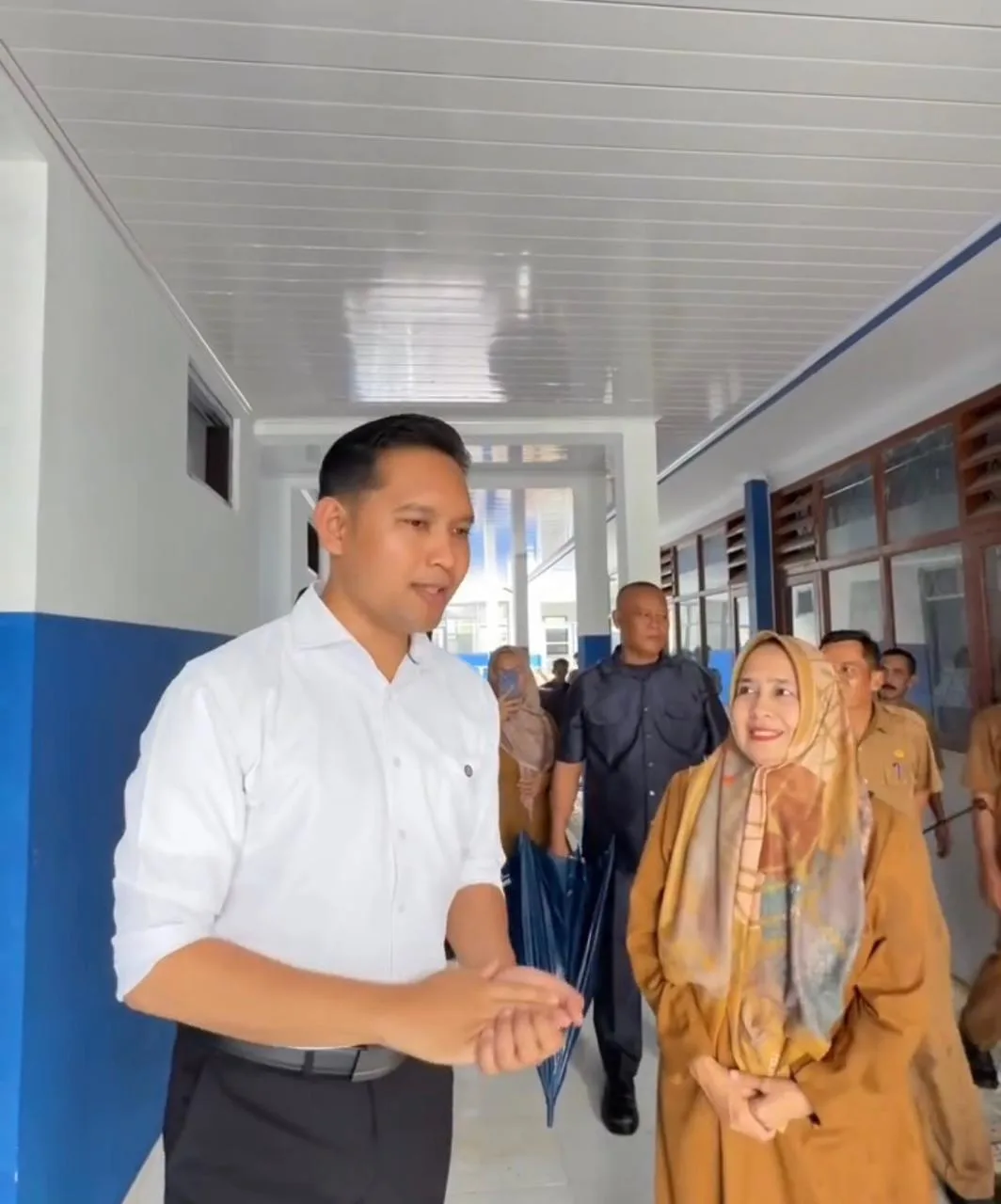Tinjau Fasilitas Baru Pendidikan. Bupati Cianjur Mohammad Wahyu Ferdian (kiri) didampingi jajaran meninjau hasil pembangunan 18 Ruang Kelas Baru (RKB) di SMPN 2 Karangtengah, Cianjur