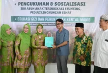 Wakil Bupati Cianjur, Abi Ramzi, memberikan dukungan simbolis dalam acara pengukuhan Ibu Asuh Anak Terindikasi Stunting.
