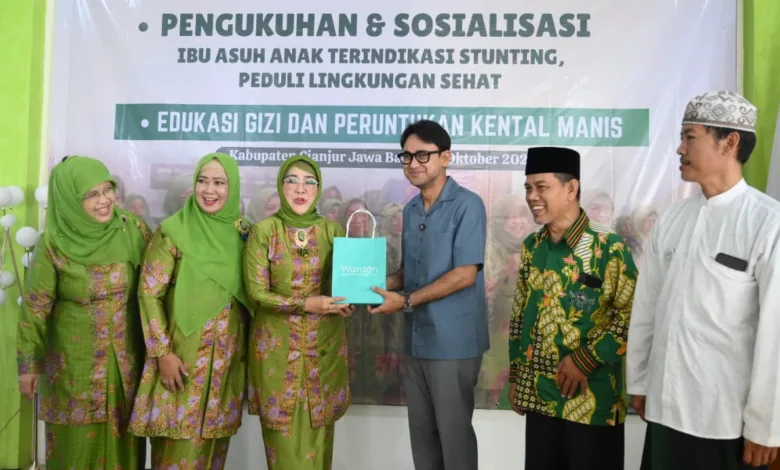 Wakil Bupati Cianjur, Abi Ramzi, memberikan dukungan simbolis dalam acara pengukuhan Ibu Asuh Anak Terindikasi Stunting.