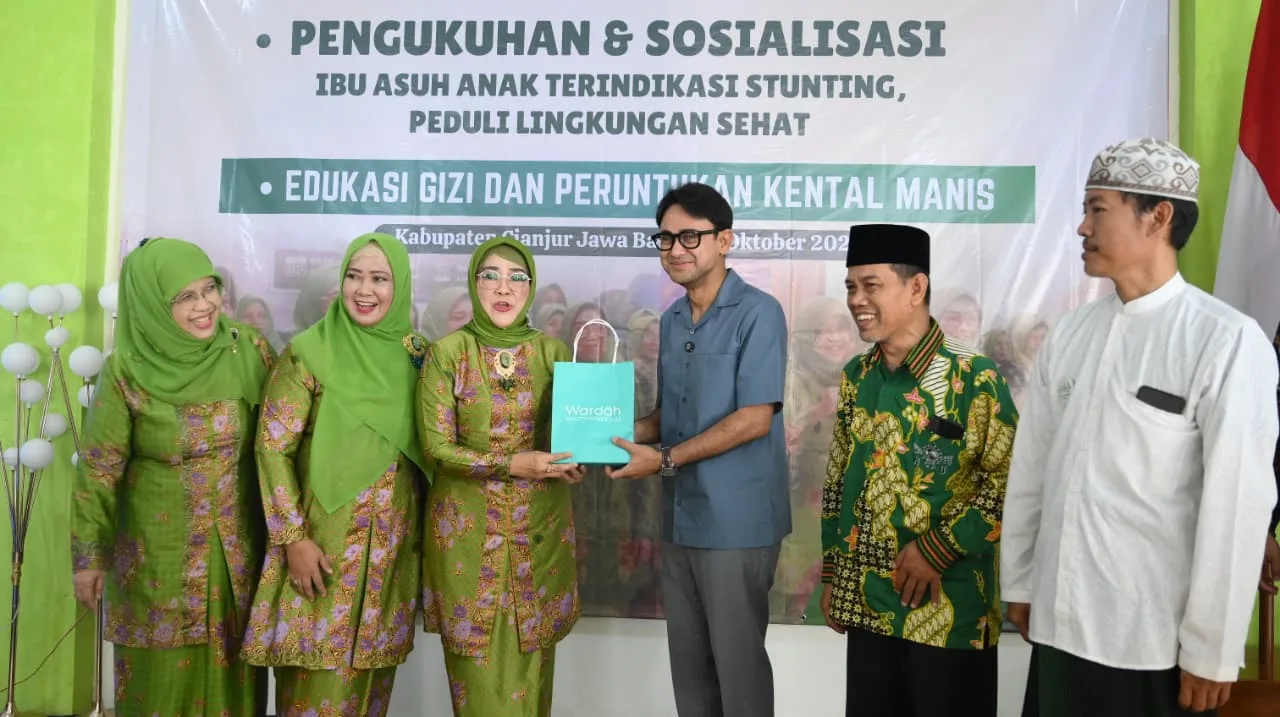 Wakil Bupati Cianjur, Abi Ramzi, memberikan dukungan simbolis dalam acara pengukuhan Ibu Asuh Anak Terindikasi Stunting.