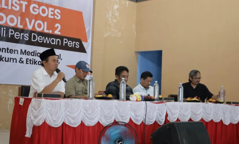 Para pemateri menyampaikan materi hukum dan etika pers kepada puluhan Kepala PKBM Cianjur dalam acara "Journalist Goes to School Vol.2