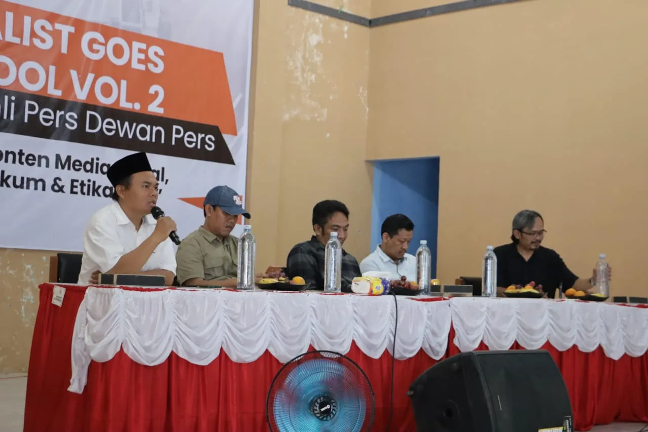 ​Para pemateri menyampaikan materi hukum dan etika pers kepada puluhan Kepala PKBM Cianjur dalam acara "Journalist Goes to School Vol.2