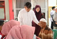 Bupati Cianjur dr. Wahyu, didampingi Ibu Bupati dr. Najmah Nur Islami, menyapa seorang warga lansia dalam kegiatan Rembug Warga di Desa Nanggalamekar