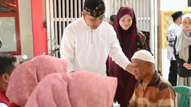 Bupati Cianjur dr. Wahyu, didampingi Ibu Bupati dr. Najmah Nur Islami, menyapa seorang warga lansia dalam kegiatan Rembug Warga di Desa Nanggalamekar