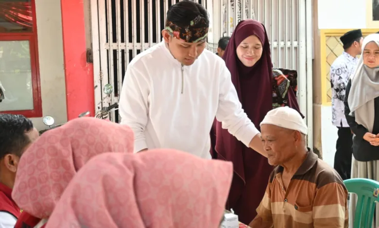 Bupati Cianjur dr. Wahyu, didampingi Ibu Bupati dr. Najmah Nur Islami, menyapa seorang warga lansia dalam kegiatan Rembug Warga di Desa Nanggalamekar