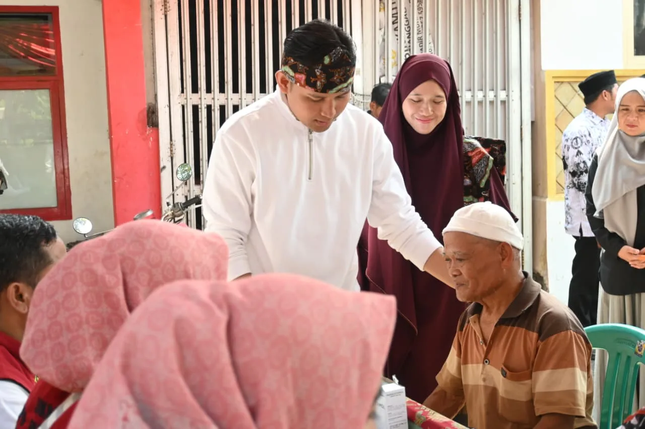 Bupati Cianjur dr. Wahyu, didampingi Ibu Bupati dr. Najmah Nur Islami, menyapa seorang warga lansia dalam kegiatan Rembug Warga di Desa Nanggalamekar