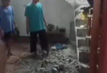 Tampak bagian dinding rumah di Desa Sukasirna, Sukaluyu, Cianjur, yang ambruk akibat cuaca ekstrem.