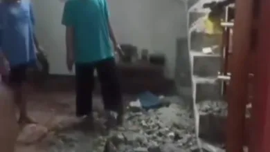 Tampak bagian dinding rumah di Desa Sukasirna, Sukaluyu, Cianjur, yang ambruk akibat cuaca ekstrem.