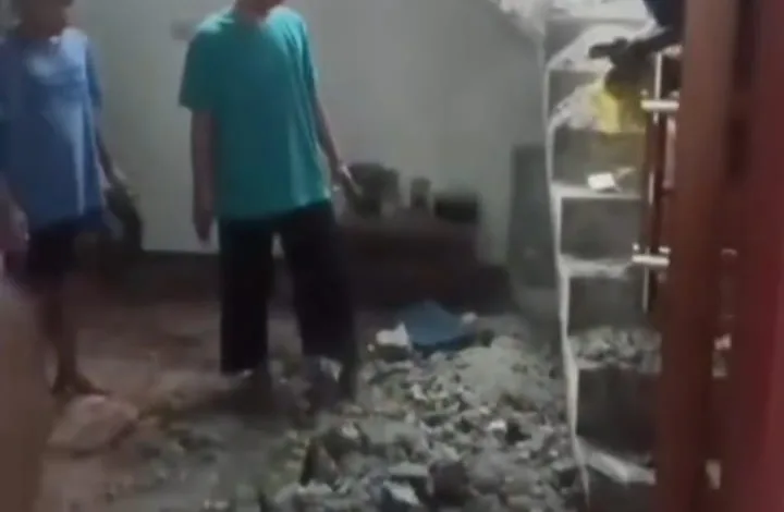 Tampak bagian dinding rumah di Desa Sukasirna, Sukaluyu, Cianjur, yang ambruk akibat cuaca ekstrem.