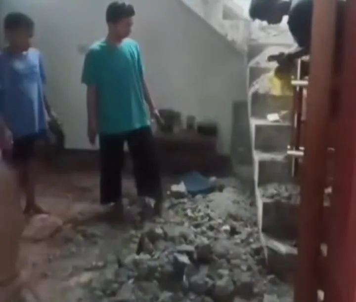 Tampak bagian dinding rumah di Desa Sukasirna, Sukaluyu, Cianjur, yang ambruk akibat cuaca ekstrem.