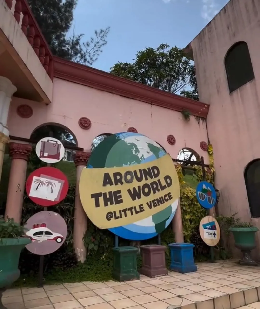 Spot foto "Around The World" di Little Venice Kota Bunga menjadi salah satu daya tarik bagi pengunjung untuk mengabadikan momen di lokasi wisata andalan Cianjur ini.