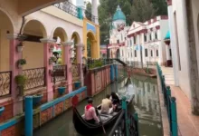 Pengunjung menikmati sensasi menaiki perahu gondola di kanal buatan Little Venice, Kota Bunga, Cianjur, yang didesain menyerupai arsitektur kota Venesia, Italia.
