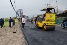 Lama Tak Kunjung Diperbaiki, Jalan Menuju Gerbang Wisata Cianjur Utara Diaspal Pribadi Owner Alam Sunda