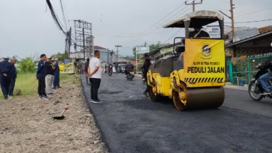 Lama Tak Kunjung Diperbaiki, Jalan Menuju Gerbang Wisata Cianjur Utara Diaspal Pribadi Owner Alam Sunda