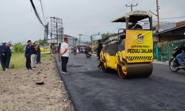 Lama Tak Kunjung Diperbaiki, Jalan Menuju Gerbang Wisata Cianjur Utara Diaspal Pribadi Owner Alam Sunda