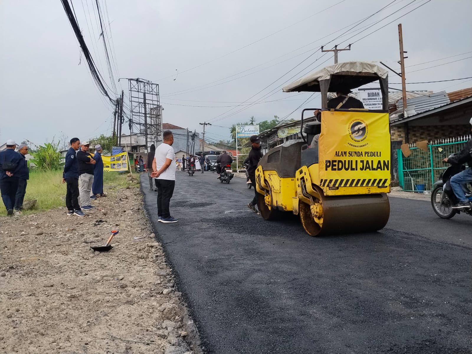 Lama Tak Kunjung Diperbaiki, Jalan Menuju Gerbang Wisata Cianjur Utara Diaspal Pribadi Owner Alam Sunda