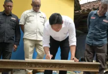 Bupati Cianjur, dr. Wahyu, menandatangani prasasti peresmian fasilitas MCK (Mandi, Cuci, Kakus) baru di Desa Cihea, Kecamatan Haurwangi.