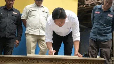 Bupati Cianjur, dr. Wahyu, menandatangani prasasti peresmian fasilitas MCK (Mandi, Cuci, Kakus) baru di Desa Cihea, Kecamatan Haurwangi.