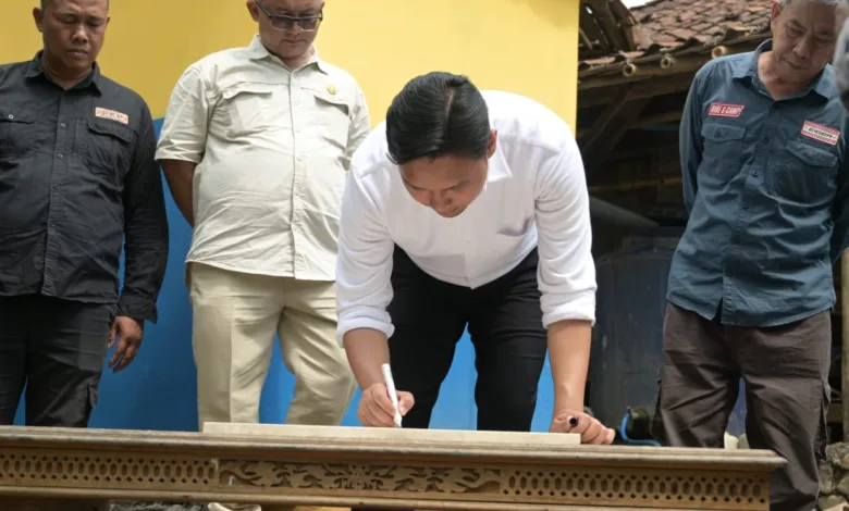 Bupati Cianjur, dr. Wahyu, menandatangani prasasti peresmian fasilitas MCK (Mandi, Cuci, Kakus) baru di Desa Cihea, Kecamatan Haurwangi.