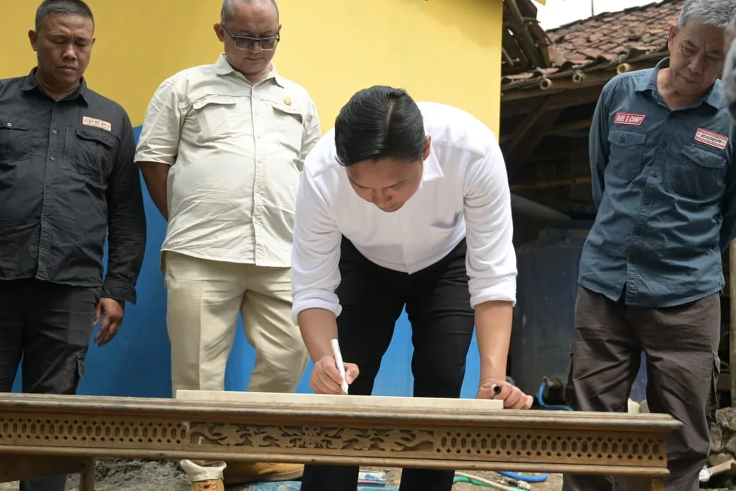 Bupati Cianjur, dr. Wahyu, menandatangani prasasti peresmian fasilitas MCK (Mandi, Cuci, Kakus) baru di Desa Cihea, Kecamatan Haurwangi.