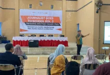 Ahli Pers Dewan Pers berbagi ilmu tentang manajemen konten media sosial, hak jawab, hukum, dan etika pers kepada para kepala SMP dalam kegiatan Journalist Goes to School Vol.2.