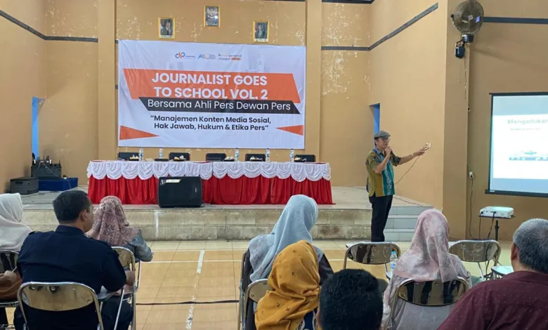 Ahli Pers Dewan Pers berbagi ilmu tentang manajemen konten media sosial, hak jawab, hukum, dan etika pers kepada para kepala SMP dalam kegiatan Journalist Goes to School Vol.2.