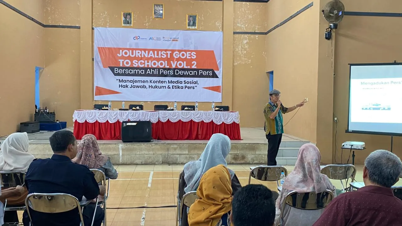 Ahli Pers Dewan Pers berbagi ilmu tentang manajemen konten media sosial, hak jawab, hukum, dan etika pers kepada para kepala SMP dalam kegiatan Journalist Goes to School Vol.2.