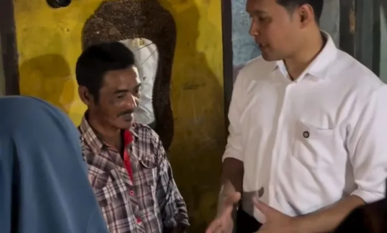 PENINJAUAN RUTILAHU: Bupati Cianjur, dr. Wahyu (kanan), berdialog langsung dengan seorang warga saat meninjau kondisi Rumah Tidak Layak Huni (Rutilahu) di Desa Cihea, Kecamatan Haurwangi, untuk memastikan penyaluran bantuan perbaikan rumah tepat sasaran.