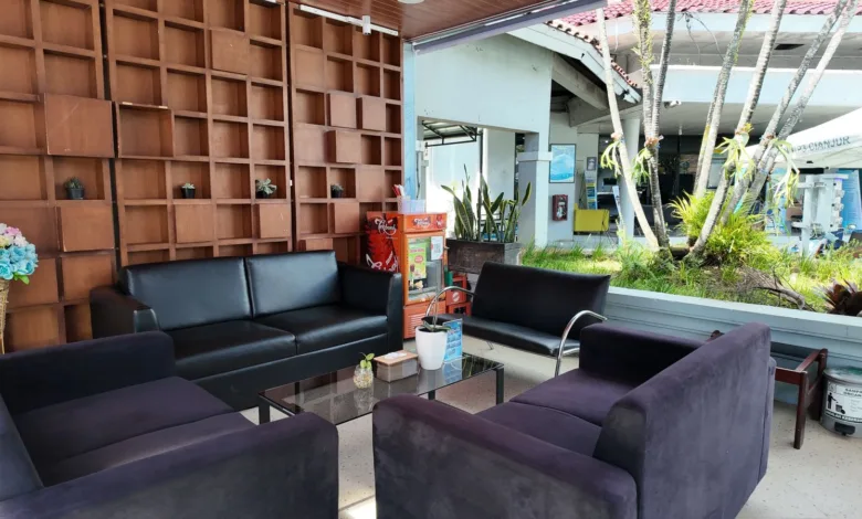 Suasana ruang tunggu baru di ULP Cianjur Kota yang kini dilengkapi dengan sofa dan berbagai fasilitas penunjang.