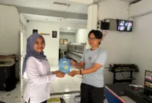 Srikandi PLN (kiri) saat berinteraksi dengan salah satu pelanggan. Semangat Sumpah Pemuda diwujudkan melalui pelayanan dan kerja nyata insan PLN untuk menerangi masyarakat, seperti dedikasi Aulia Paramitha di ujung selatan Cianjur.