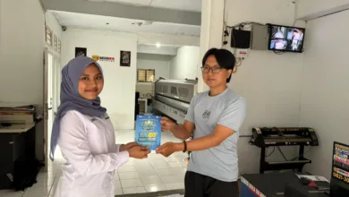 Srikandi PLN (kiri) saat berinteraksi dengan salah satu pelanggan. Semangat Sumpah Pemuda diwujudkan melalui pelayanan dan kerja nyata insan PLN untuk menerangi masyarakat, seperti dedikasi Aulia Paramitha di ujung selatan Cianjur.