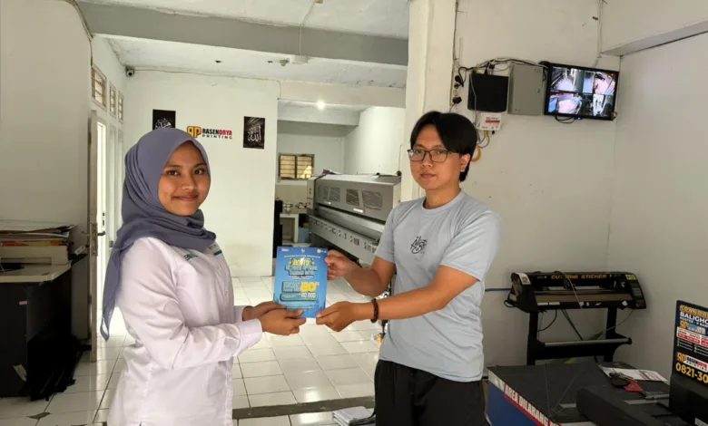 Srikandi PLN (kiri) saat berinteraksi dengan salah satu pelanggan. Semangat Sumpah Pemuda diwujudkan melalui pelayanan dan kerja nyata insan PLN untuk menerangi masyarakat, seperti dedikasi Aulia Paramitha di ujung selatan Cianjur.