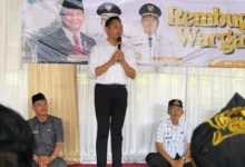 Bupati Cianjur dr. Wahyu (berdiri) berdialog dengan masyarakat dalam Rembug Warga di Desa Campakamulya, Jumat (24/10/2025), sebagai upaya menyerap aspirasi.