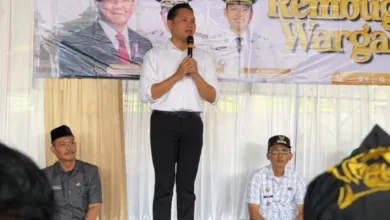 Bupati Cianjur dr. Wahyu (berdiri) berdialog dengan masyarakat dalam Rembug Warga di Desa Campakamulya, Jumat (24/10/2025), sebagai upaya menyerap aspirasi.
