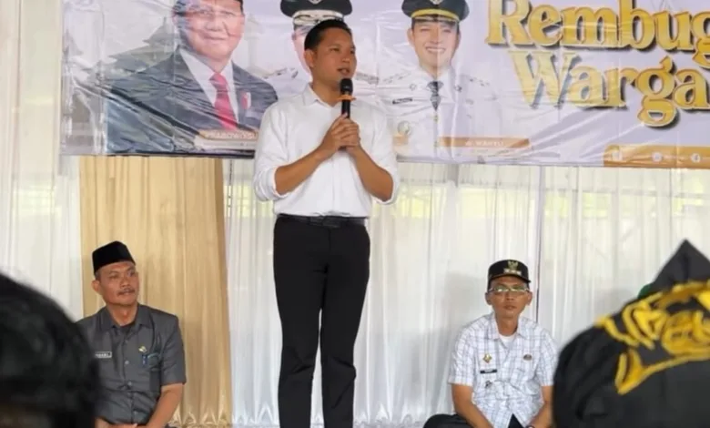 Bupati Cianjur dr. Wahyu (berdiri) berdialog dengan masyarakat dalam Rembug Warga di Desa Campakamulya, Jumat (24/10/2025), sebagai upaya menyerap aspirasi.