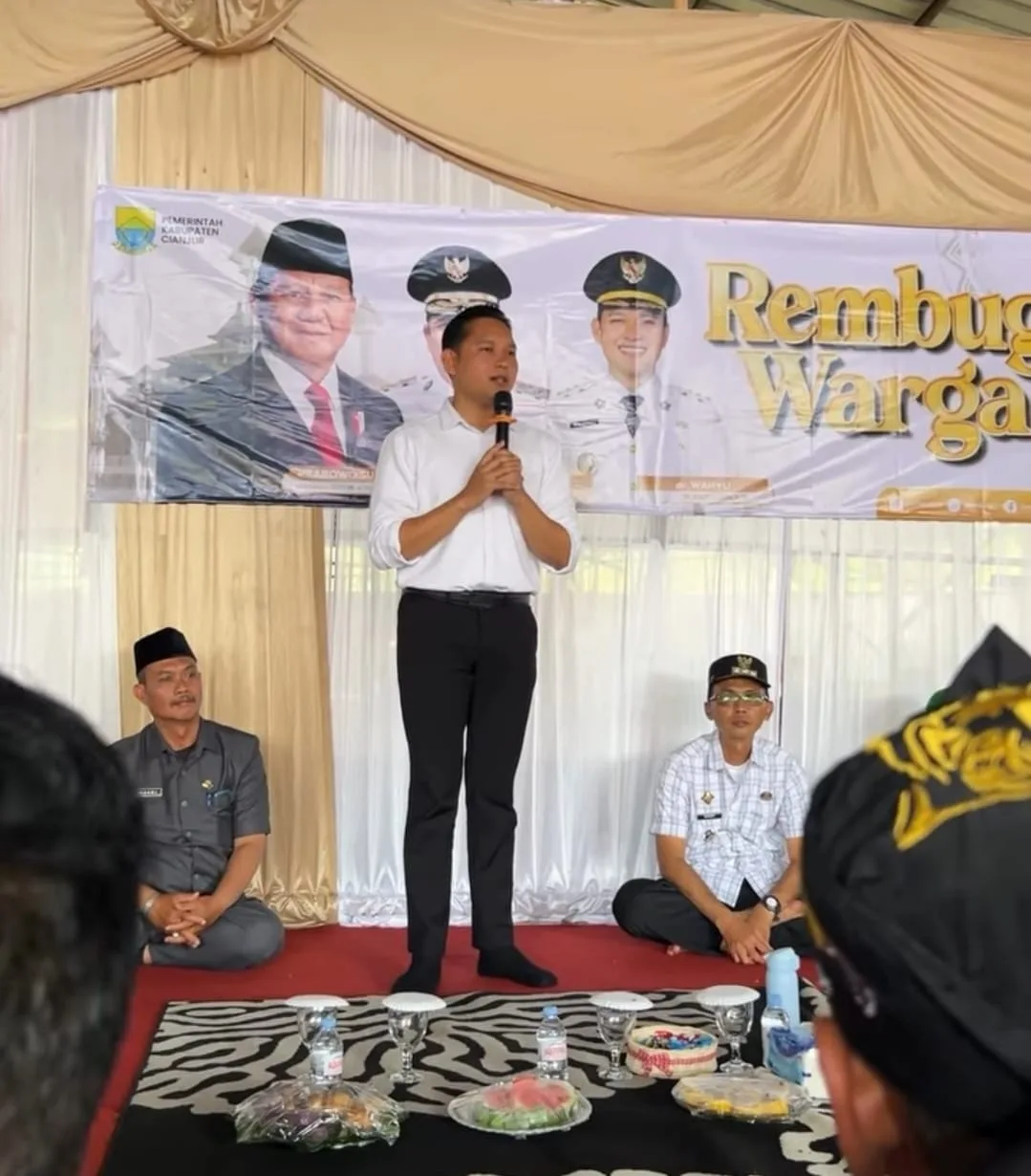 Bupati Cianjur dr. Wahyu (berdiri) berdialog dengan masyarakat dalam Rembug Warga di Desa Campakamulya, Jumat (24/10/2025), sebagai upaya menyerap aspirasi.