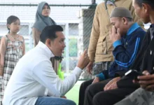 Bupati Cianjur, dr. Wahyu, tampak berjongkok saat berdialog dan memberikan semangat kepada salah seorang warga yang akan menjalani operasi katarak, Sabtu (25/10/2025).