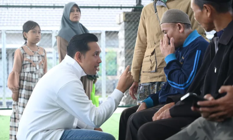 Bupati Cianjur, dr. Wahyu, tampak berjongkok saat berdialog dan memberikan semangat kepada salah seorang warga yang akan menjalani operasi katarak, Sabtu (25/10/2025).