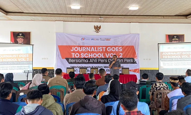 Ketua Forum Pemred Cianjur, Gia Gusniar, memberikan materi dalam kegiatan penutup Journalist Goes to School Vol. 2 di Aula Pendopo Kecamatan Sindangbarang, Kabupaten Cianjur, Sabtu (25/10/2025).