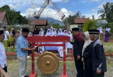 PEMBUKAAN SANTRI AWARD 2025: Camat Cugenang, Ali Akbar (kiri), memukul gong sebagai tanda dibukanya secara resmi kegiatan Santri Award 2025 di kawasan Agro Edu Wisata Arta Sukamanah, Minggu (26/10/25).