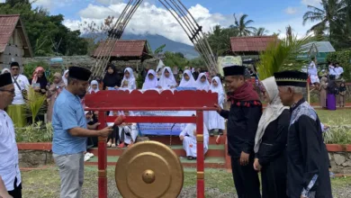 PEMBUKAAN SANTRI AWARD 2025: Camat Cugenang, Ali Akbar (kiri), memukul gong sebagai tanda dibukanya secara resmi kegiatan Santri Award 2025 di kawasan Agro Edu Wisata Arta Sukamanah, Minggu (26/10/25).