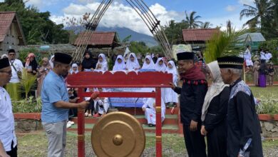 PEMBUKAAN SANTRI AWARD 2025: Camat Cugenang, Ali Akbar (kiri), memukul gong sebagai tanda dibukanya secara resmi kegiatan Santri Award 2025 di kawasan Agro Edu Wisata Arta Sukamanah, Minggu (26/10/25).