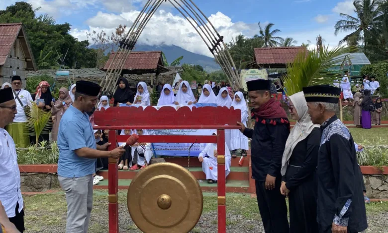 PEMBUKAAN SANTRI AWARD 2025: Camat Cugenang, Ali Akbar (kiri), memukul gong sebagai tanda dibukanya secara resmi kegiatan Santri Award 2025 di kawasan Agro Edu Wisata Arta Sukamanah, Minggu (26/10/25).