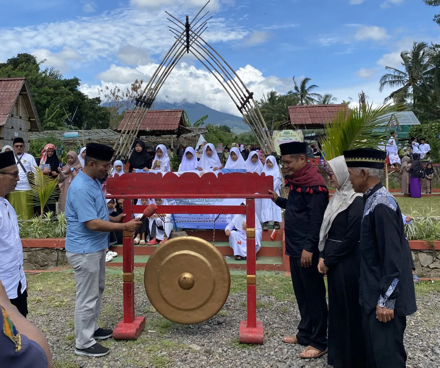 PEMBUKAAN SANTRI AWARD 2025: Camat Cugenang, Ali Akbar (kiri), memukul gong sebagai tanda dibukanya secara resmi kegiatan Santri Award 2025 di kawasan Agro Edu Wisata Arta Sukamanah, Minggu (26/10/25).