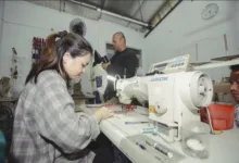 Pekerja The New Factory (TNF) di Bandung tengah memproduksi barang dari olahan limbah tekstil. PLN UID Jawa Barat memberikan dukungan kepada koperasi mode sirkular ini untuk mendorong ekonomi hijau dan pemberdayaan masyarakat.