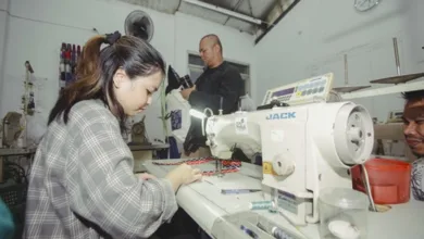 Pekerja The New Factory (TNF) di Bandung tengah memproduksi barang dari olahan limbah tekstil. PLN UID Jawa Barat memberikan dukungan kepada koperasi mode sirkular ini untuk mendorong ekonomi hijau dan pemberdayaan masyarakat.